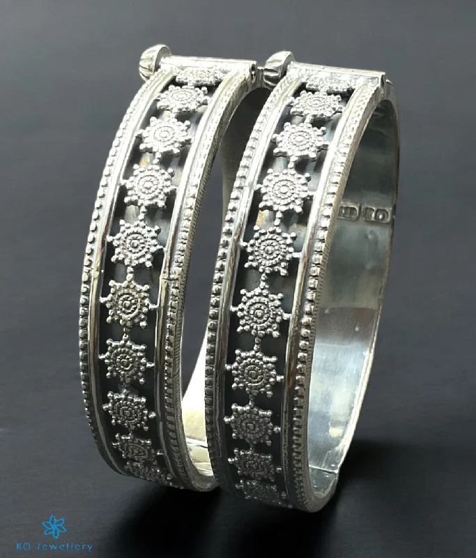 Curved gem bangles-The Manikya Silver Antique Openable Bracelet (Oxidised/Size 2.2/2.4/2.6/2.8)