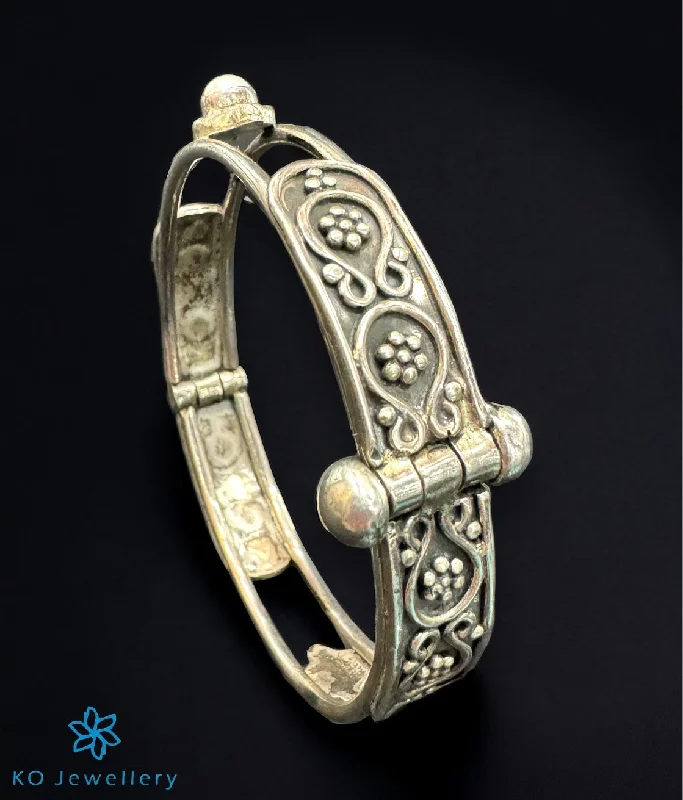 Small star bangles-The Aadhya Silver Antique Openable Bracelet (Size 2.4)